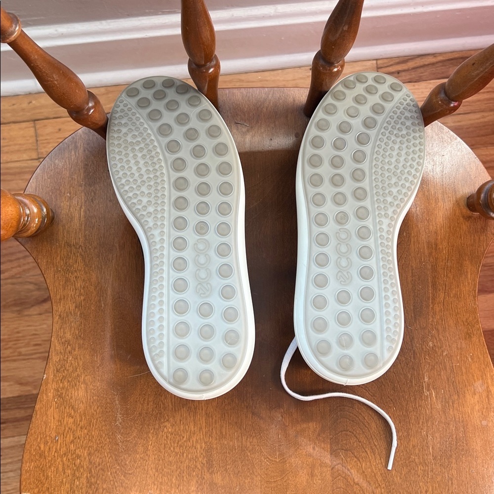 Women’s Ecco Black Leather Sneakers - Picture 6 of 7